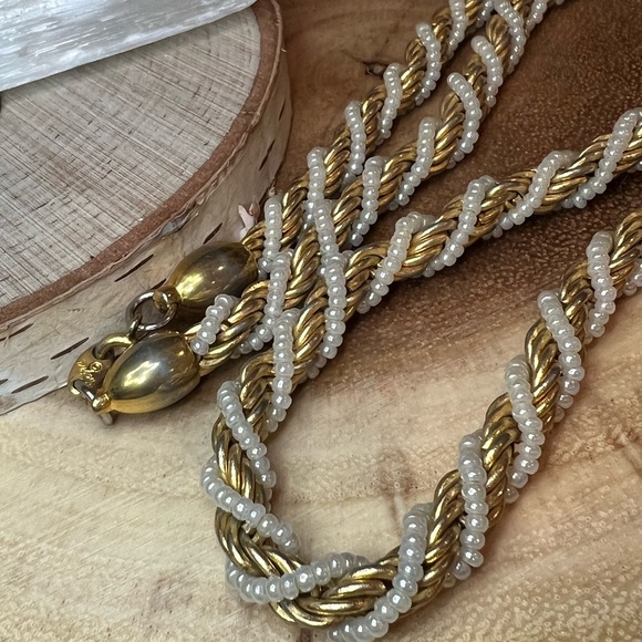 VTG| Trifari Spiral Gold Tone & Pearl Chain ✨🤍 - Picture 8 of 11